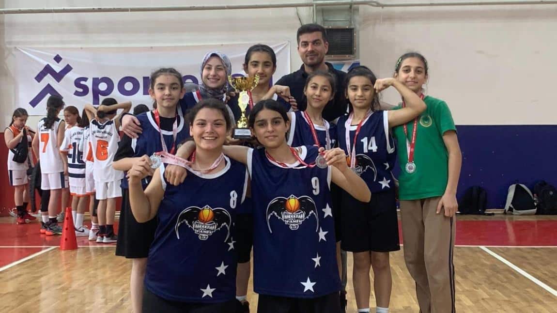 Zeytinburnu Küçük Kızlar Basketbol İkincisi Olduk.
